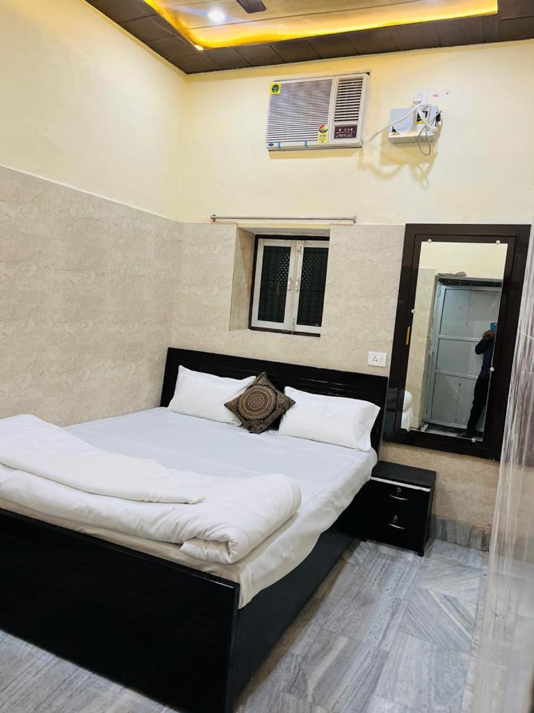 Saroja Paying Guest House Varanasi Exterior photo