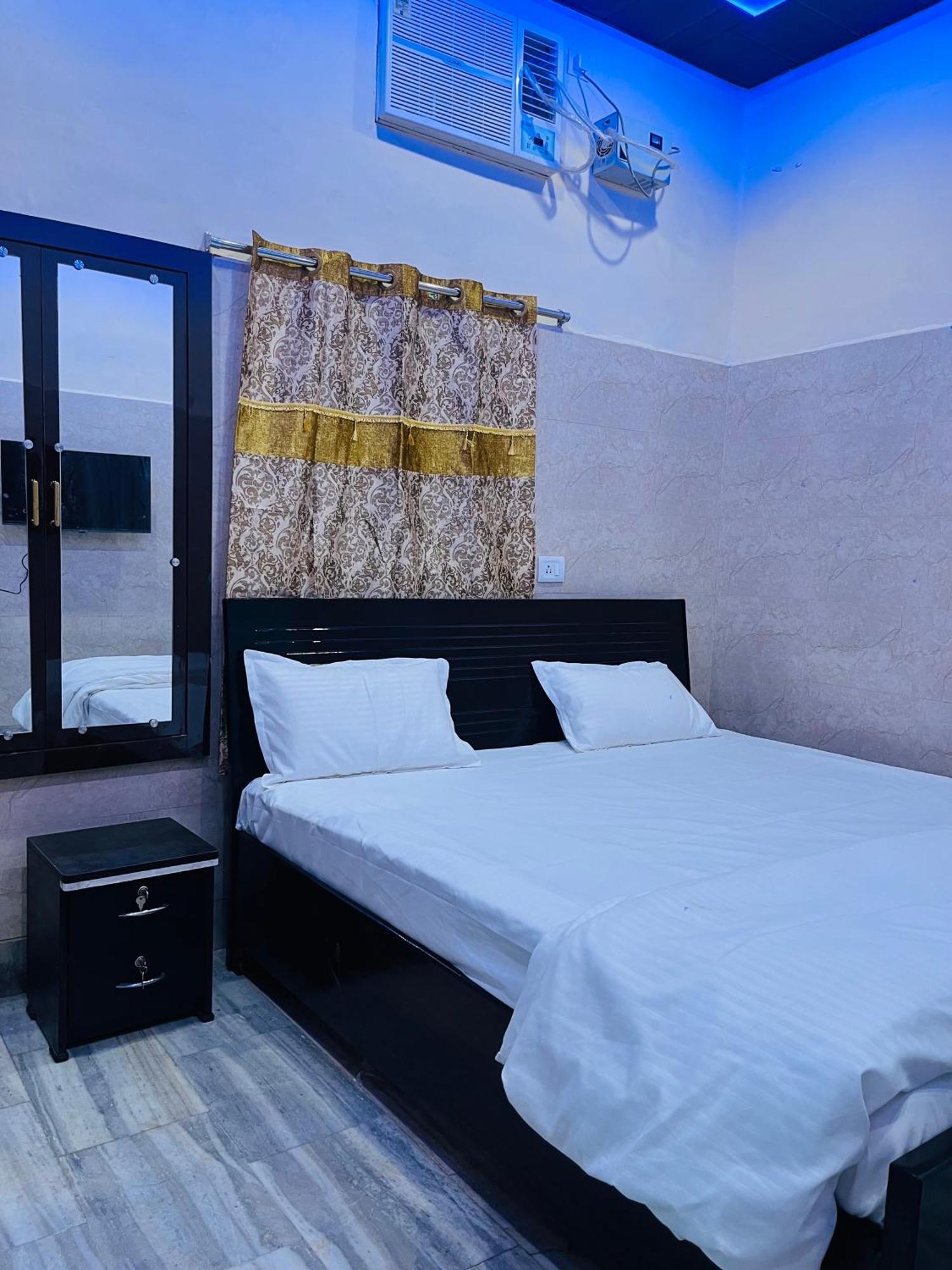 Saroja Paying Guest House Varanasi Exterior photo