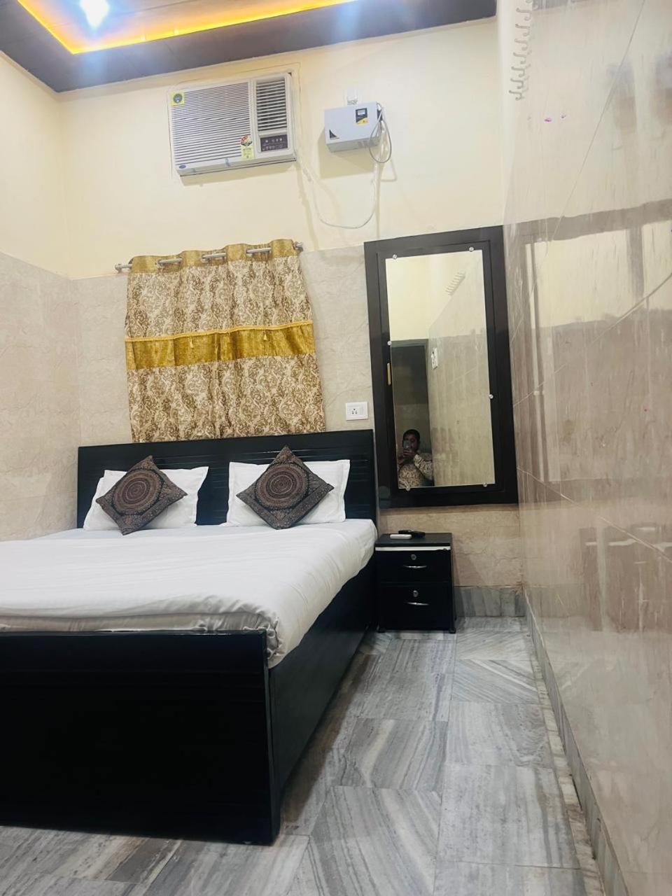 Saroja Paying Guest House Varanasi Exterior photo