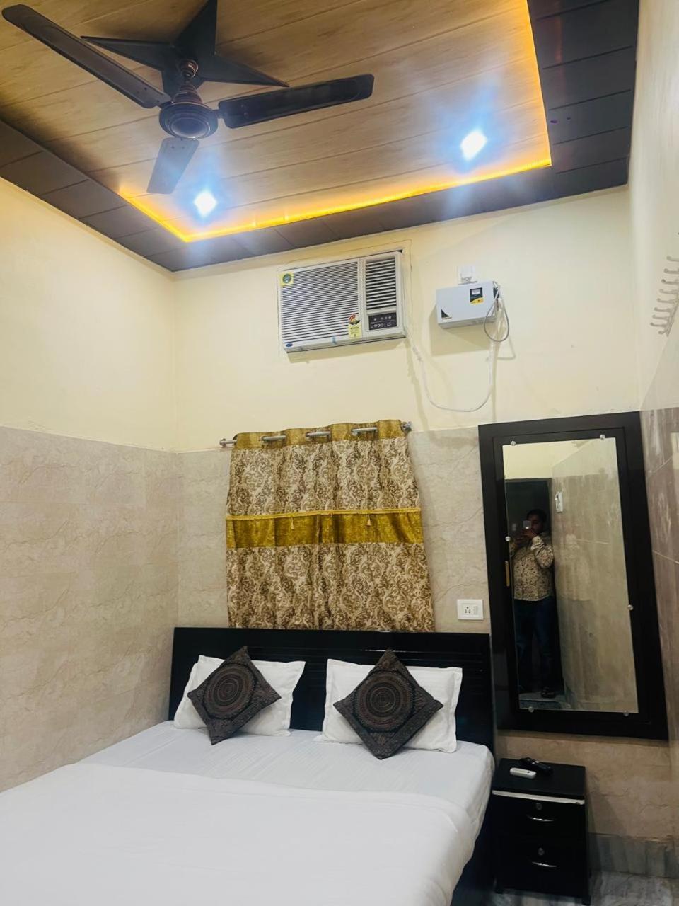 Saroja Paying Guest House Varanasi Exterior photo